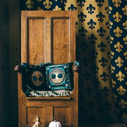 JamieTom 004 - This Tudor-themed wedding had birds of prey, archery, and amazing garb Tudor wedding as seen on @offbeatbride #medieval #tudor #wedding