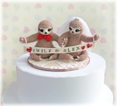 sloth cake topper - Warning: this sloth cake topper will induce intense squeeing Sloth cake topper as seen on @offbeatbride #sloth #wedding #cake