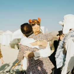 020 5590 - Major heart eyes for this Indian wedding at Burning Man We heart this Indian Wedding at Burning Man