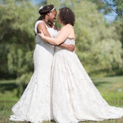 Tourelle 4 - Lakeside love at sunset at this Ithaca farmers market wedding Lakeside love at sunset at this Ithaca farmers market wedding