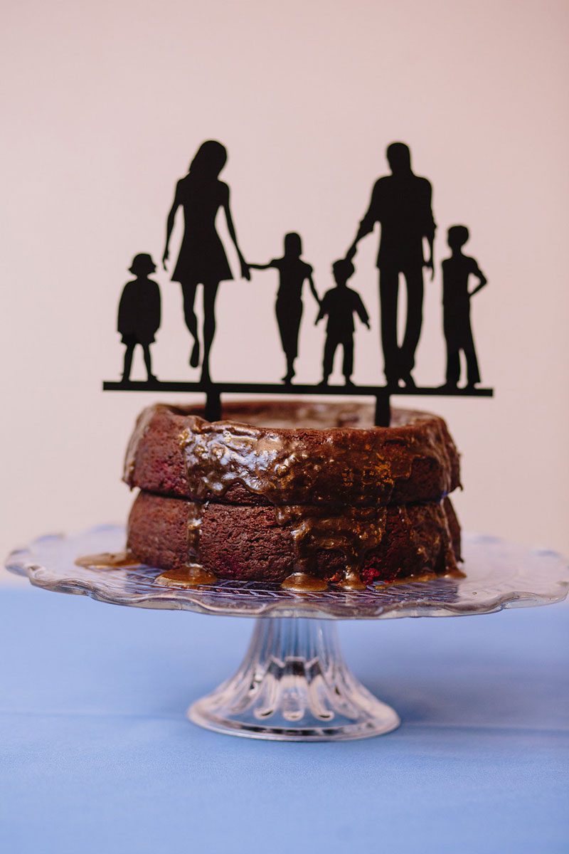 This blended family cake topper wins the honorary Brady Bunch trophy