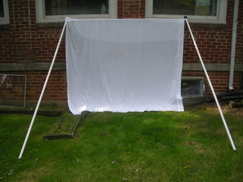 The DIY photo backdrop when your venue doesn’t allow tape