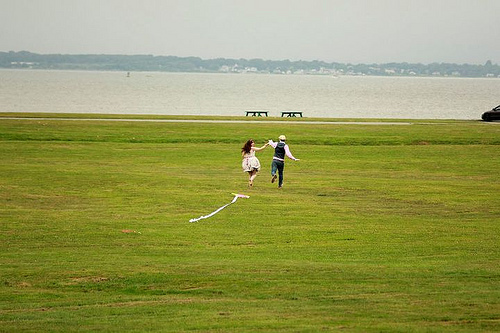 Laura & Henry’s casual kite-flying pinwheel wedding