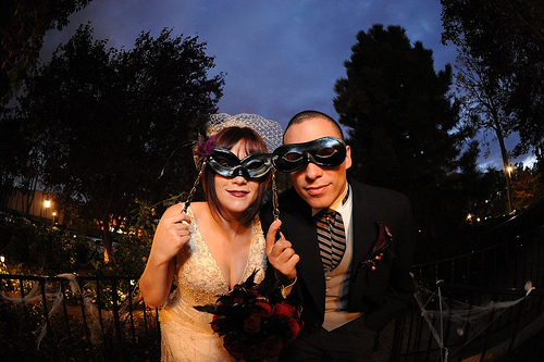 Sari & Thomas’ elegantly gothic Halloween wedding