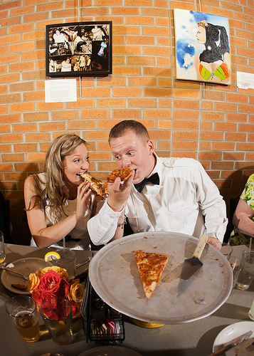 Stephanie & Zachary’s budget-friendly courthouse and pizza wedding