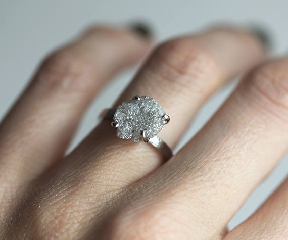 gangpad Ziektecijfers Chemicaliën These raw diamond engagement rings will blow your mind