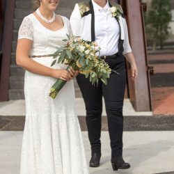 Les bons temps rouler at this New Orleans wedding with food trucks and a sweet first look