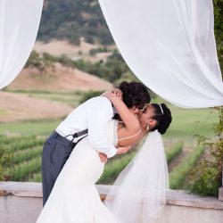 Hartfield Serrano ChloeJackmanPhotography ChloeJackmanPhotographyClosLaChanceWedding2017387 low - Let's pretend we're sipping vino at this wine country wedding in California A winery wedding at Clos LaChance Winery