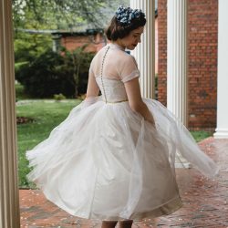 Have tea at this vintage-inspired wedding with the "dress-cued" vintage dress of our dreams
