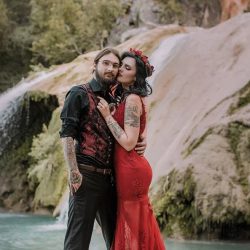 ddthh - Get ready for this Gothic Midsummer Night's Dream wedding in a forest ddthh