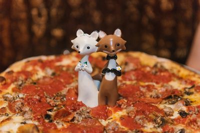 EverlyStudios Rebecca Jeff 050 - Grab a slice with these lovebirds at their NYC pizza party wedding Grab a slice with these lovebirds at their NYC pizza wedding
