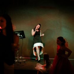 A dark & chic wedding with karaoke and Mexican meets Korean food