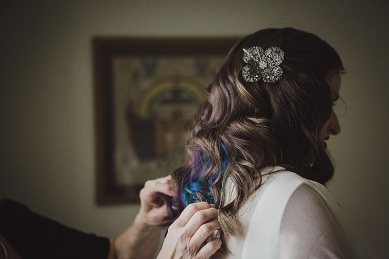 An Autumn witch lesbian wedding with tarot, tattoos, and beer