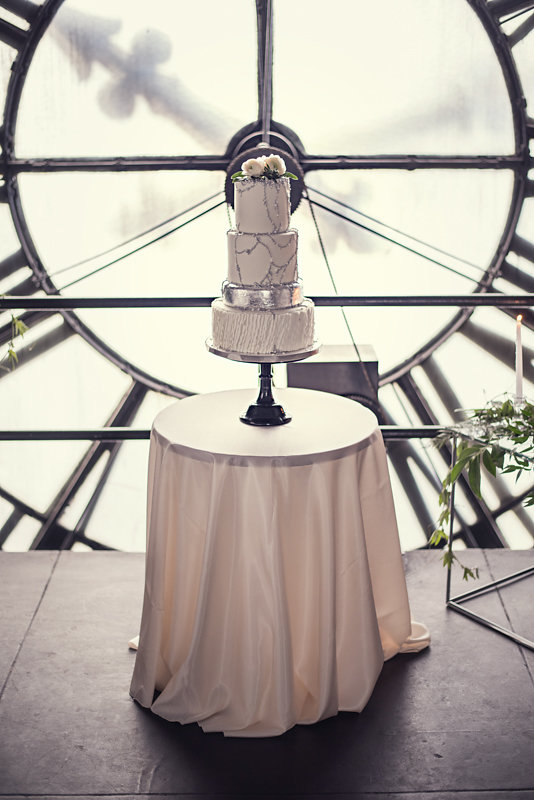 This Colorado wedding inspiration channels sleek color, holiday vibes, and 420-friendly favors