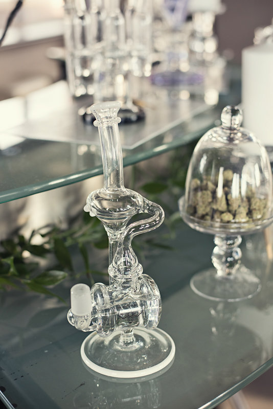 This Colorado wedding inspiration channels sleek color, holiday vibes, and 420-friendly favors