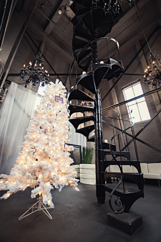 This Colorado wedding inspiration channels sleek color, holiday vibes, and 420-friendly favors