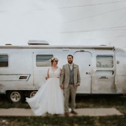 shannon andy retro macrame inspired glam wedding calgary 0120 - This wedding in Calgary channeled the 1970s and all its macrame glory This wedding in Calgary channeled the 1970s and all its macrame glory