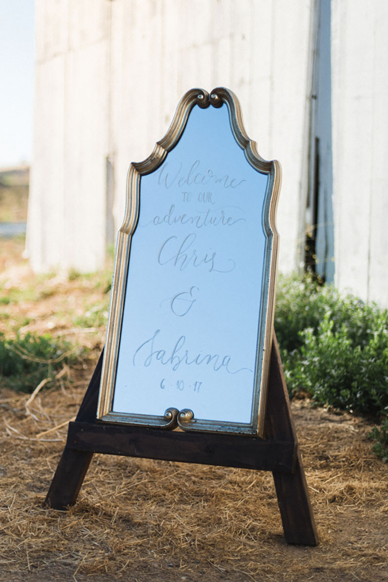 This flowery and stylish bohemian wedding inspiration will make you long for embroidery and pops of pink