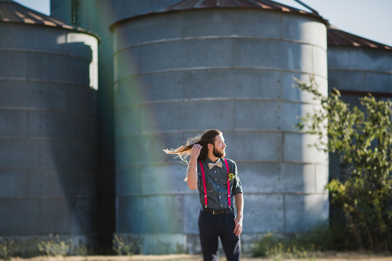 This flowery and stylish bohemian wedding inspiration will make you long for embroidery and pops of pink