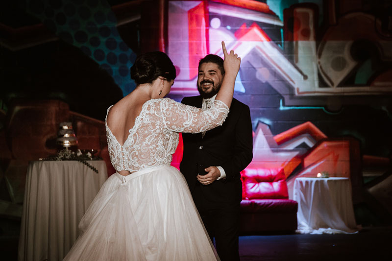 A stunningly moody Kentucky art gallery wedding with glowing details