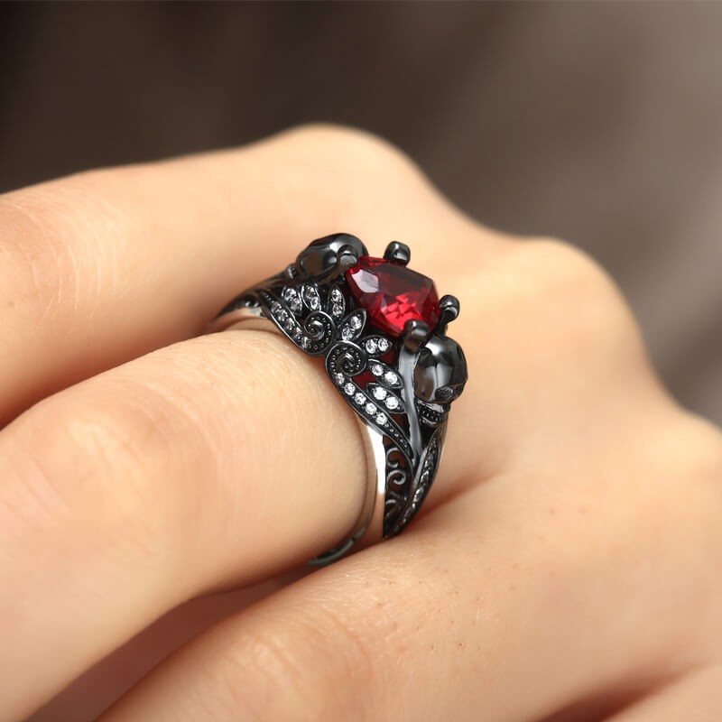 Kommunisme egyptisk Rykke Elegant gothic wedding rings: black diamonds, skulls, sinister details •  Offbeat Wed (was Offbeat Bride)