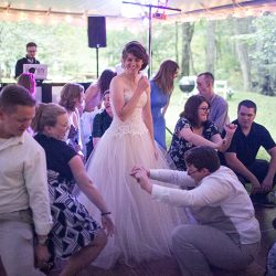 Adrienne Keith Favorites 0035 - Our hearts warmed upon seeing this homegrown backyard woodland wedding Our hearts warmed upon seeing this homegrown backyard woodland wedding