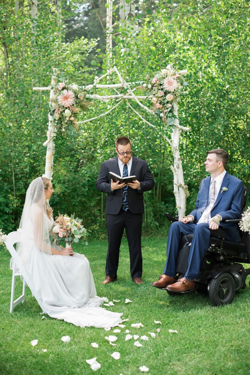 An intimate, sweet, & totally accessible mountain wedding 