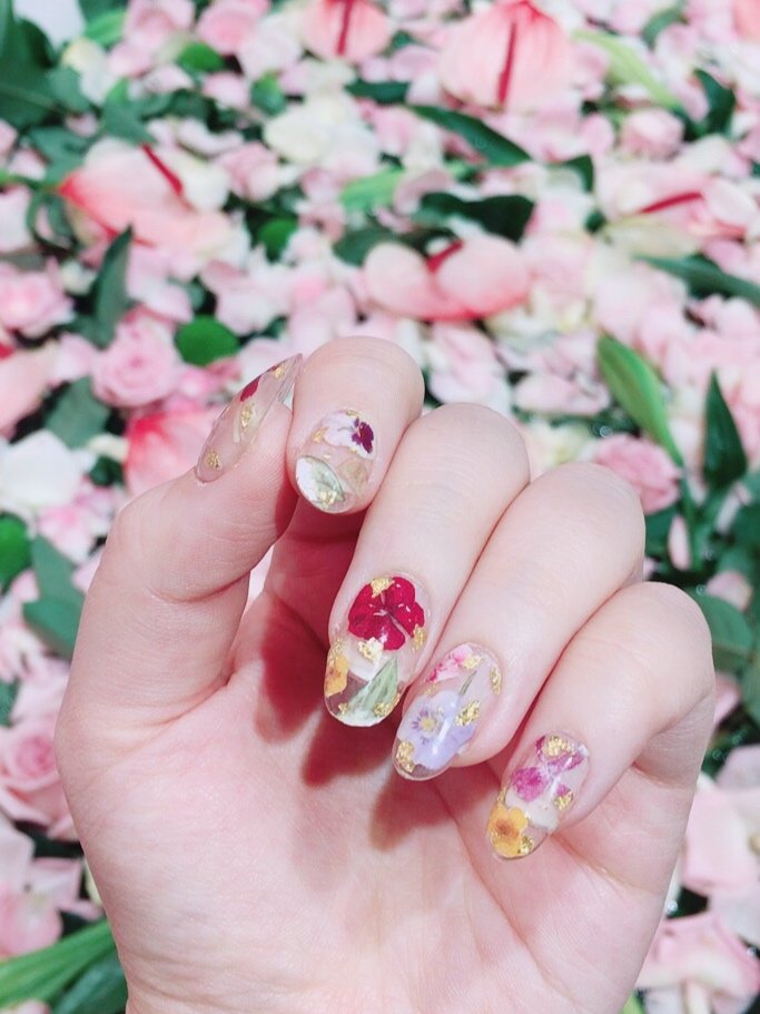 I am ALL about this gold foil + dried flowers wedding nail art • Offbeat  Wed (was Offbeat Bride)
