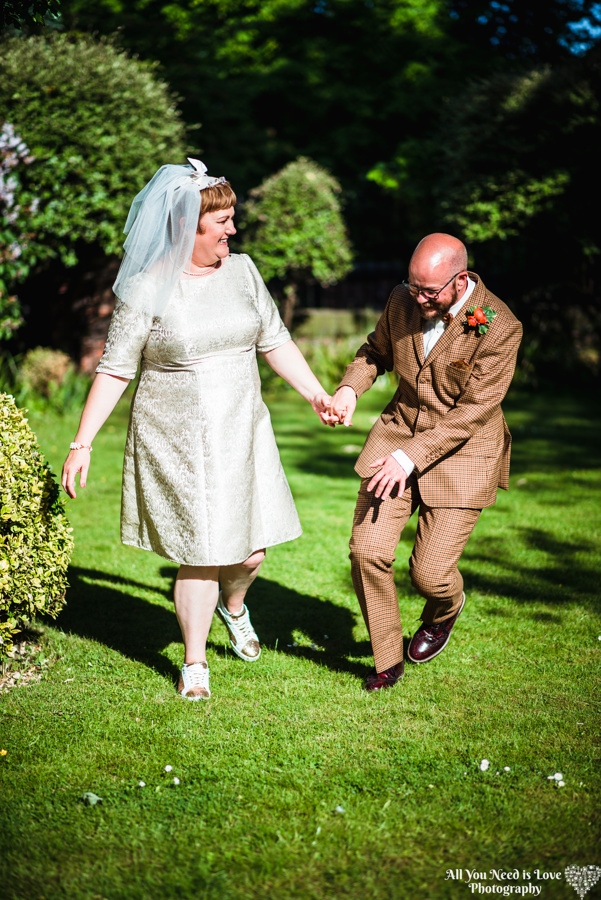 1960s mod reigns at this joyful wedding in York, England