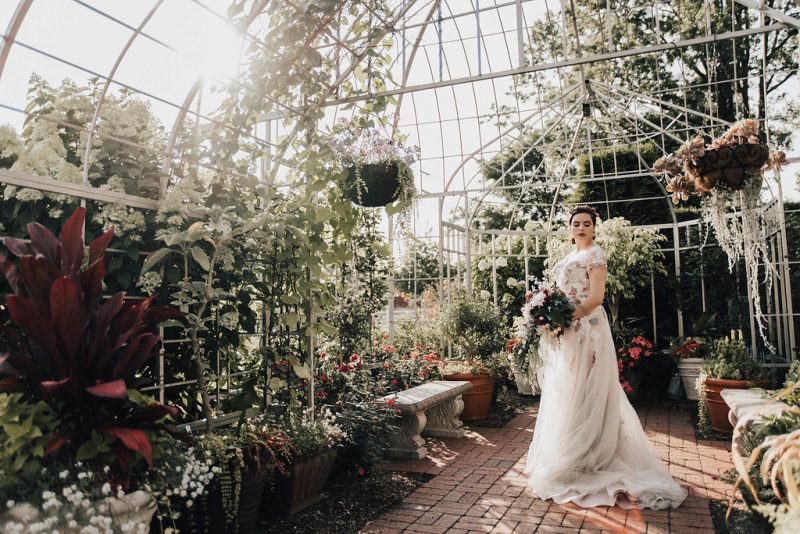 Enter the enchanting world of Alice in Wonderland with this couple's  mesmerizing mehendi decor - WeddingSutra