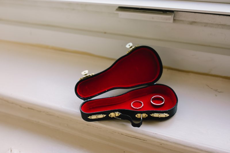 It's guitars & malt shop love at this retro diner-themed wedding