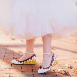 It's guitars & malt shop love at this retro diner-themed wedding