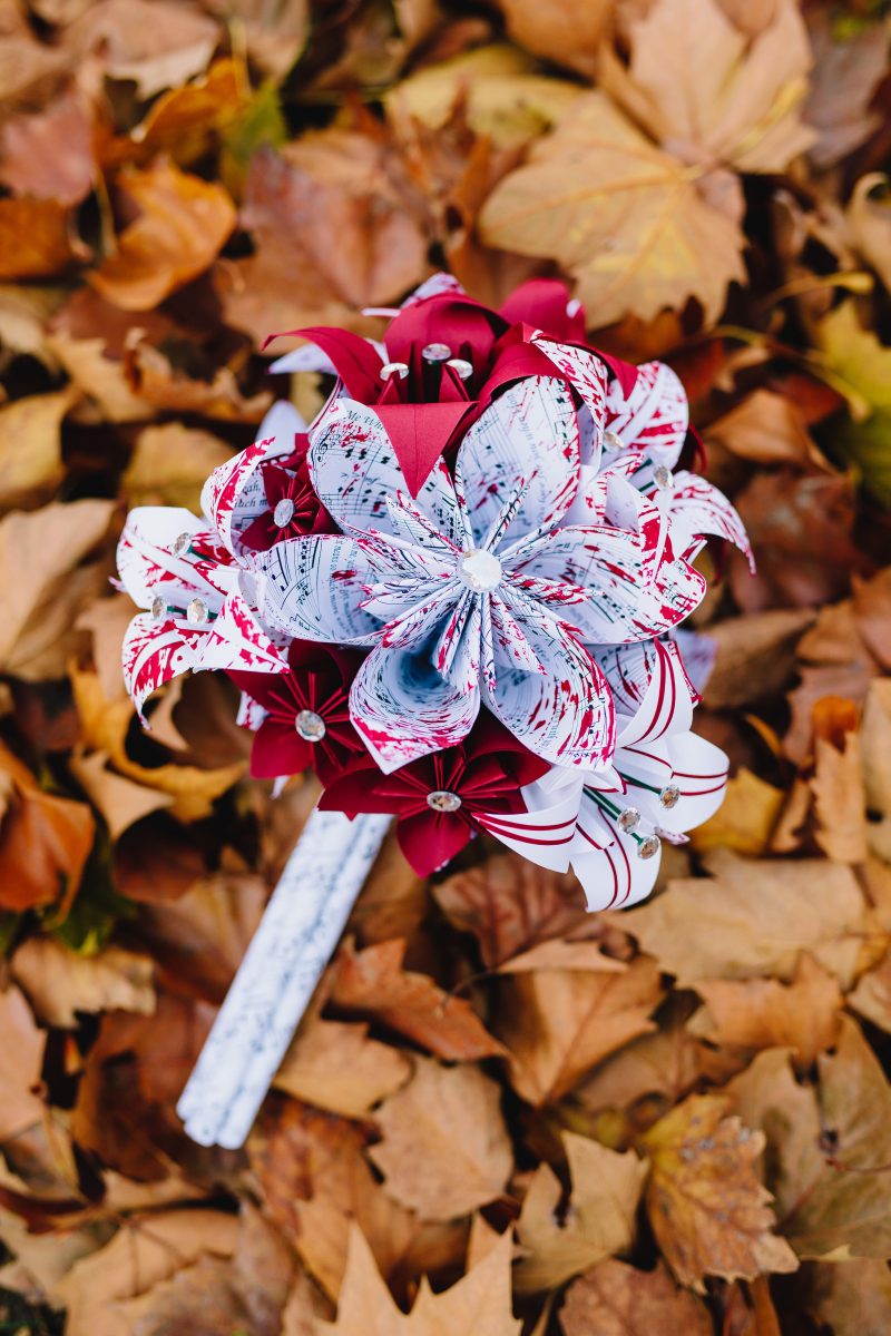 It's guitars & malt shop love at this retro diner-themed wedding