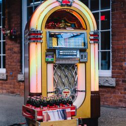 It's guitars & malt shop love at this retro diner-themed wedding