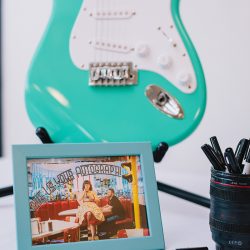 It's guitars & malt shop love at this retro diner-themed wedding