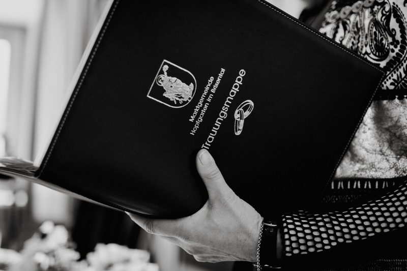 A cozy & wintry destination wedding in the The Austrian Alps