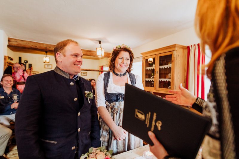 A cozy & wintry destination wedding in the The Austrian Alps