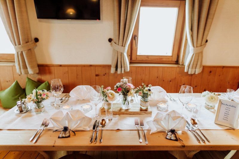 A cozy & wintry destination wedding in the The Austrian Alps
