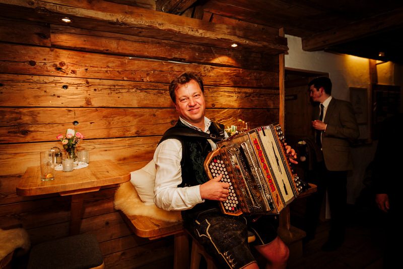 A cozy & wintry destination wedding in the The Austrian Alps