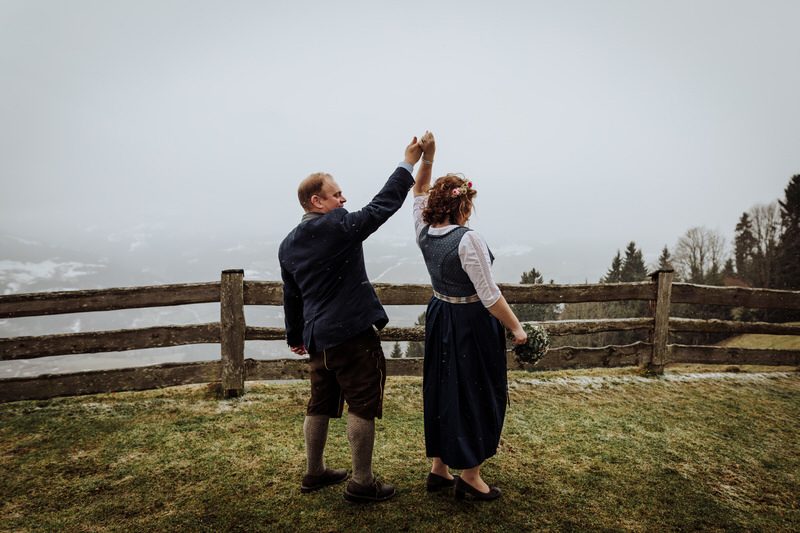 A cozy & wintry destination wedding in the The Austrian Alps