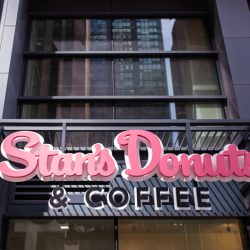 Chicago Elopement by Emma Mullins Photography 34 - Feast your eyes on this joyful Chicago elopement with donuts & dogs Feast your eyes on this joyful Chicago elopement with donuts & dogs