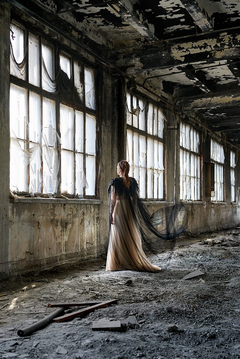 Queen in the North: a fierce and romantic wedding look with raven flair for Game of Thrones wedding