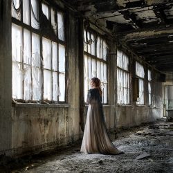 Queen in the North: a fierce and romantic wedding look with raven flair