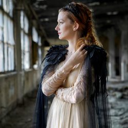 Queen in the North: a fierce and romantic wedding look with raven flair