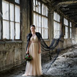 Queen in the North: a fierce and romantic wedding look with raven flair for Game of Thrones wedding