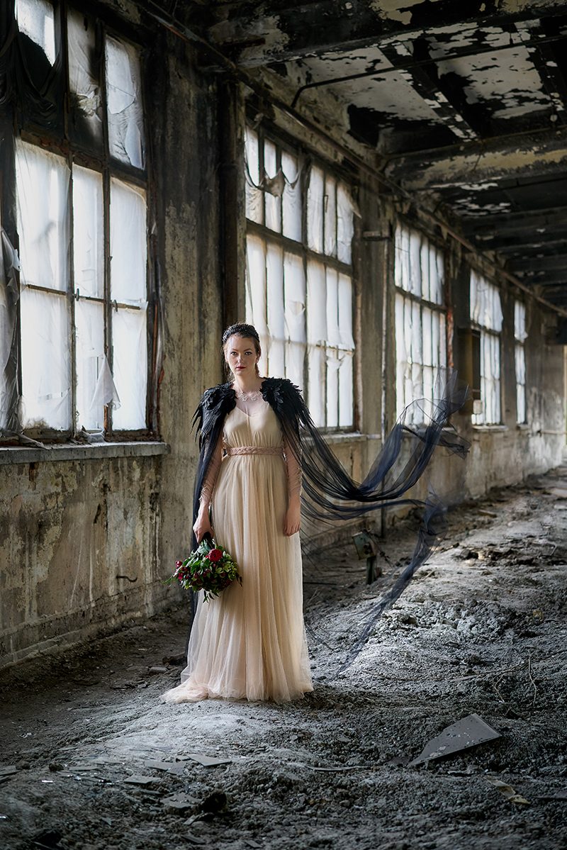 Queen in the North: a fierce and romantic wedding look with raven flair for Game of Thrones wedding