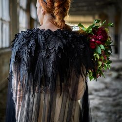 Queen in the North: a fierce and romantic wedding look with raven flair for Game of Thrones wedding