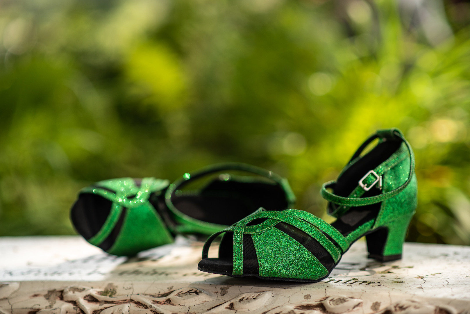 Arcade games & epic foliage at this whimsical green & purple wedding