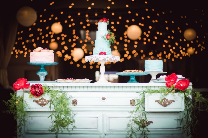 Red lips, red cars, & '50s Style at this retro wedding inspiration