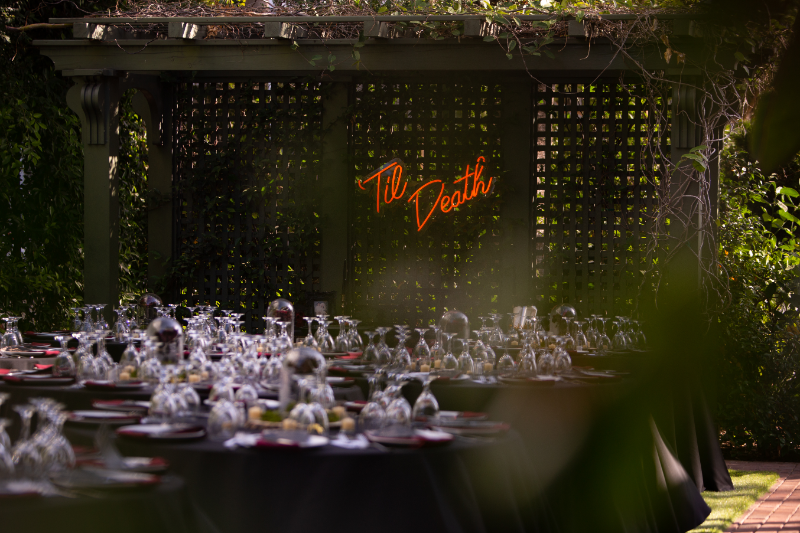 Tim Burton theme wedding on offbeat bride 9